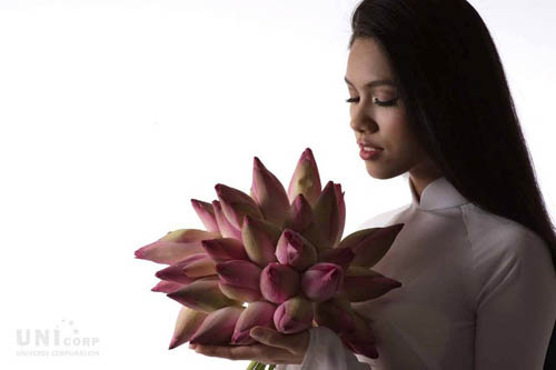 Ho&agrave;ng My đằm thắm b&ecirc;n sen hồng